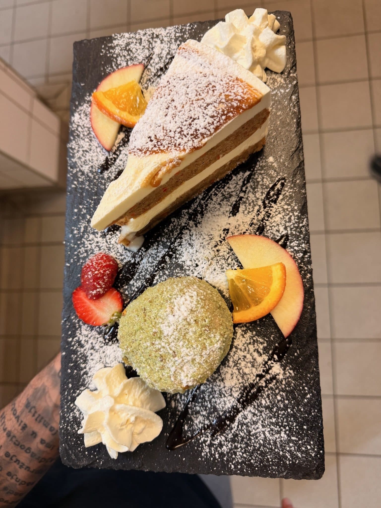 Dessertteller mit Kuchen, Eis, Früchten und Sahne