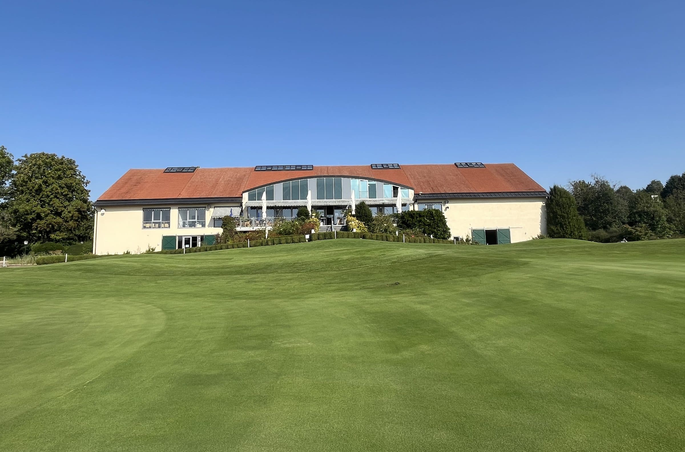 The Alte Gutsscheune with its arched window front, seen from the fairway