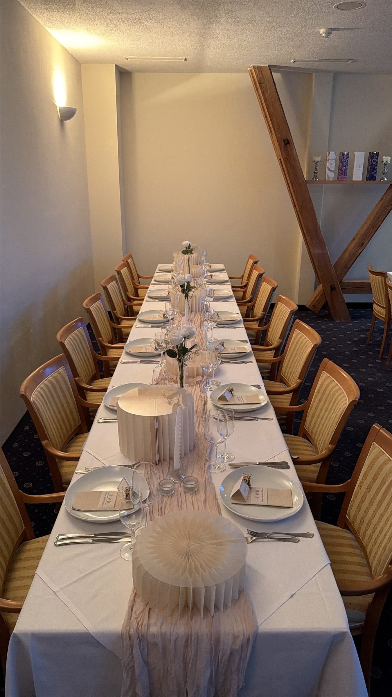 Eine lange, festlich eingedeckte Tafel im Gastraum